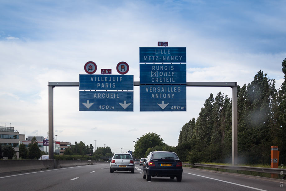 A strange sign depicting a car explosion