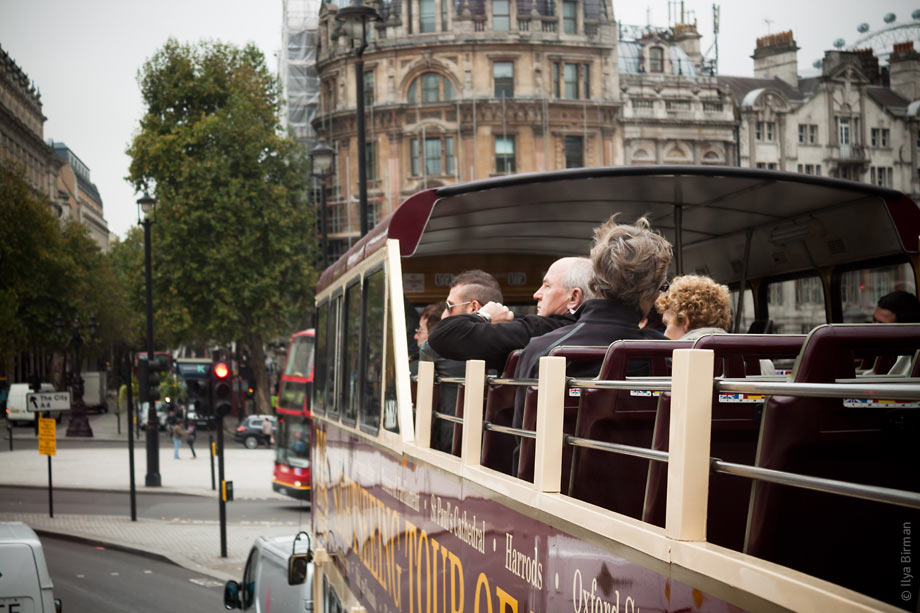 Tourists look at the Trafalgar square