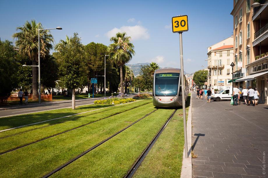 The trams use batteries in Nice