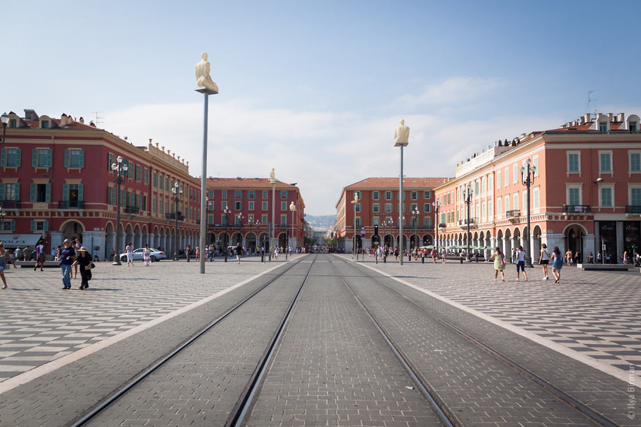 The trams use batteries in Nice
