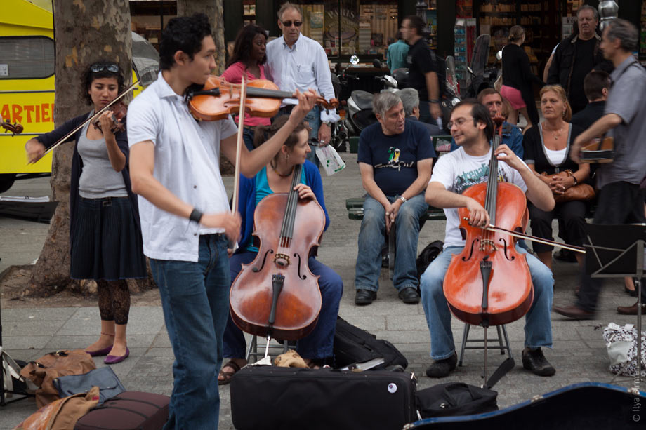 Street musicians play Vivaldi and chat at the same time