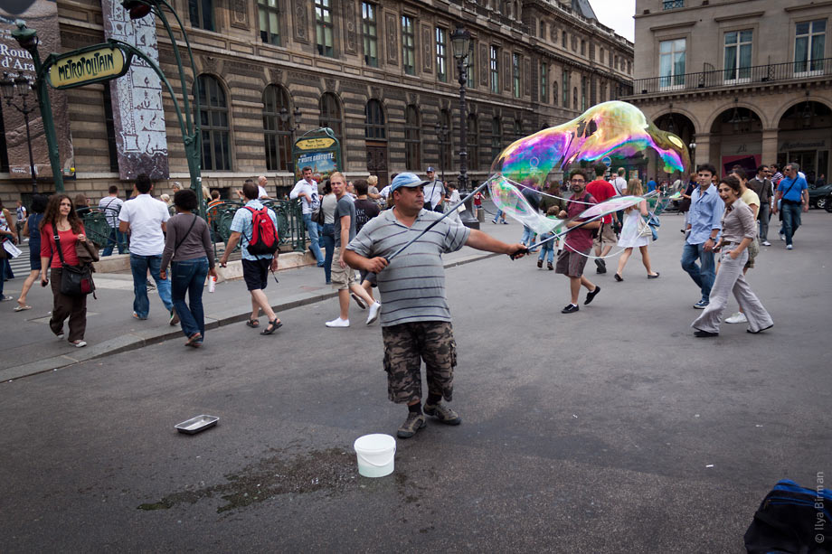A man makes enormous soap bubbles in Paris