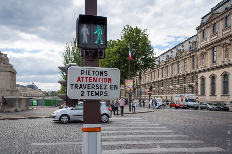 You need to cross a wide street in two phases in Paris