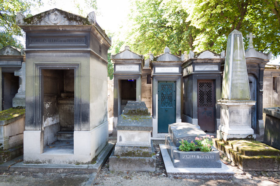 Père Lachaise cemetery looks like the world’s largest phone booth show