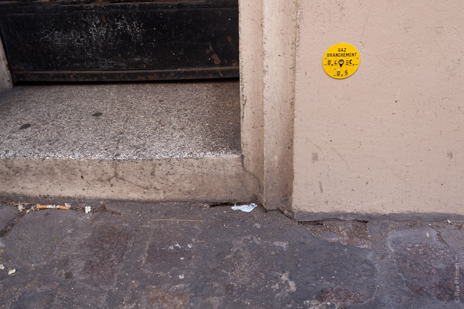 A manhole distance sign in Paris