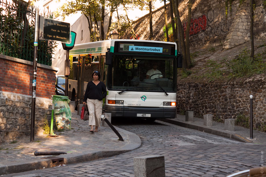 A monmartrobus on Monmartre