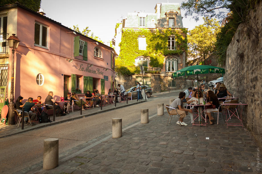 outside seating on the opposite side of the road in Paris