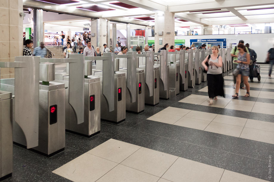 The turnstiles are hollible in Paris