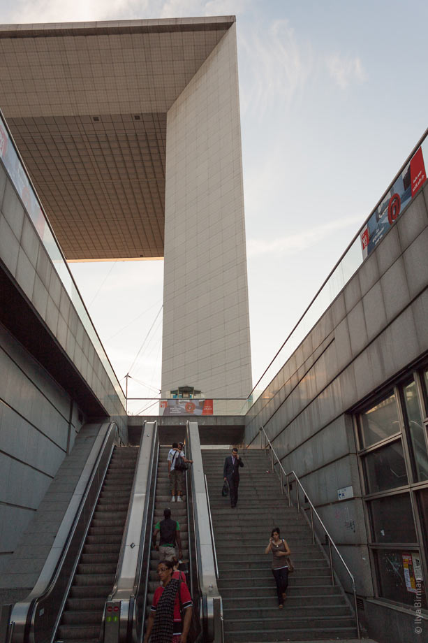 When you arrive at the Défence, you see the right leg of the Grande Arche