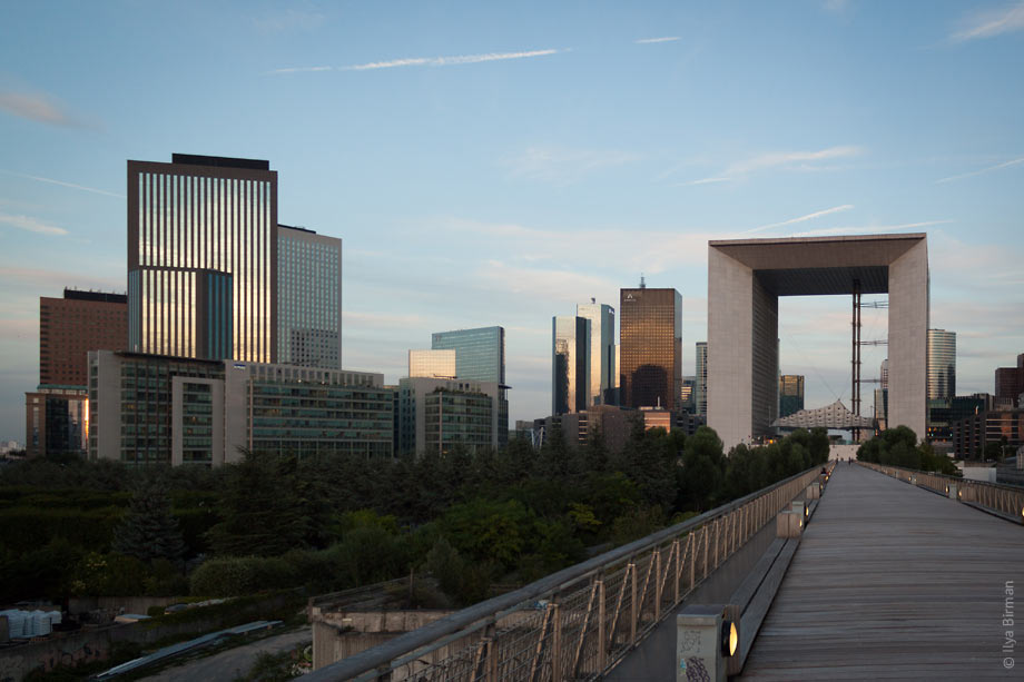 Behind the Grande Arche in Paris, there is a cemetry