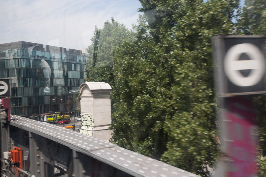 Symbols between the stations in Paris