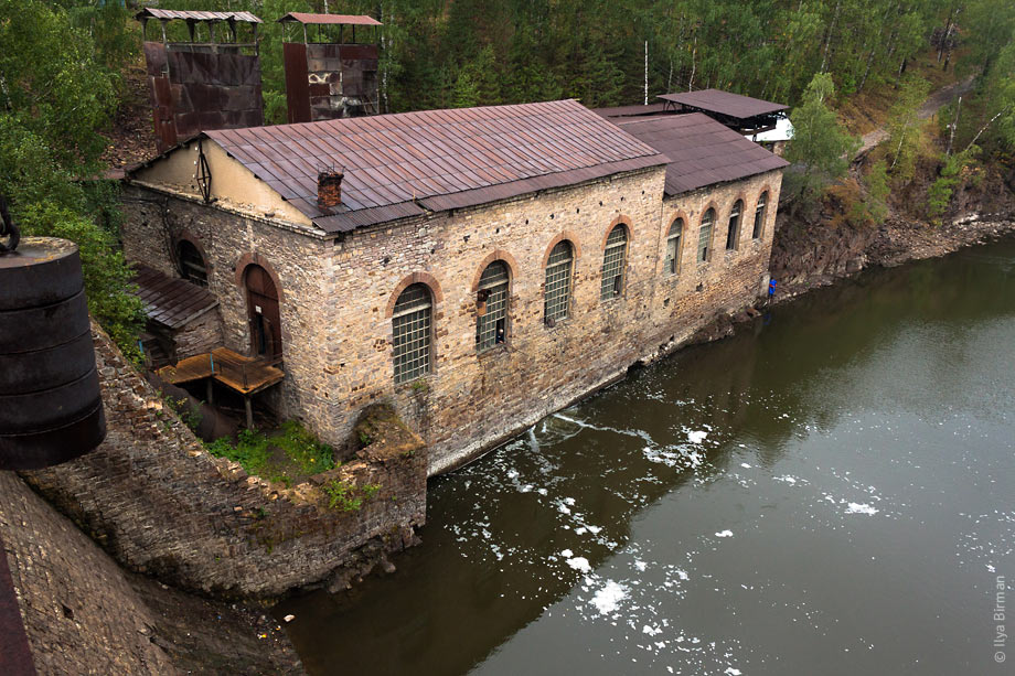 The electrician is fishing at the open window in Porogi