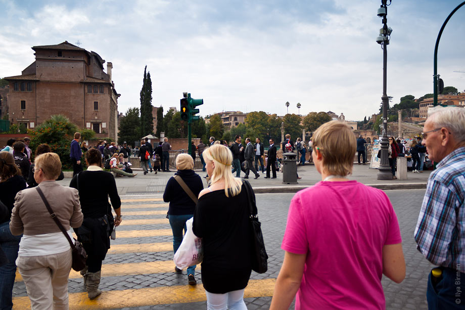 Yellow traffic light in Rome