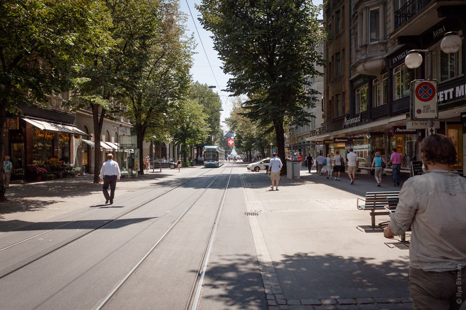 The road and sidewalk surfaces are level in Zurich